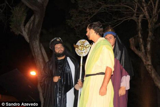 ممثل برازيلي يشنق نفسه بالخطأ خلال تمثيله بمسرحية صورة رقم 1 ممثل برازيلي يشنق نفسه بالخطأ خلال تمثيله بمسرحية صورة رقم 1