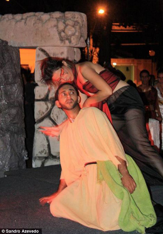 ممثل برازيلي يشنق نفسه بالخطأ خلال تمثيله بمسرحية صورة رقم 2 ممثل برازيلي يشنق نفسه بالخطأ خلال تمثيله بمسرحية صورة رقم 2