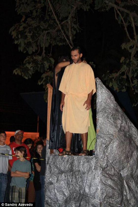 ممثل برازيلي يشنق نفسه بالخطأ خلال تمثيله بمسرحية صورة رقم 3 ممثل برازيلي يشنق نفسه بالخطأ خلال تمثيله بمسرحية صورة رقم 3