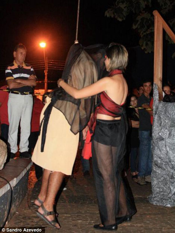 ممثل برازيلي يشنق نفسه بالخطأ خلال تمثيله بمسرحية صورة رقم 4 ممثل برازيلي يشنق نفسه بالخطأ خلال تمثيله بمسرحية صورة رقم 4