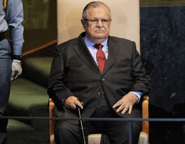 الرئيس العراقي جلال طالباني يهدي بندقية صدام حسين لامير كويتي!! صورة رقم 1