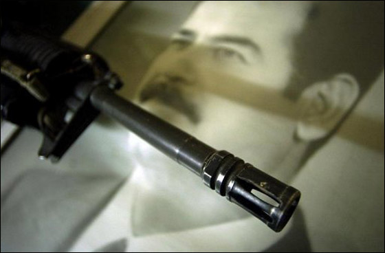 الرئيس العراقي جلال طالباني يهدي بندقية صدام حسين لامير كويتي!! صورة رقم 2