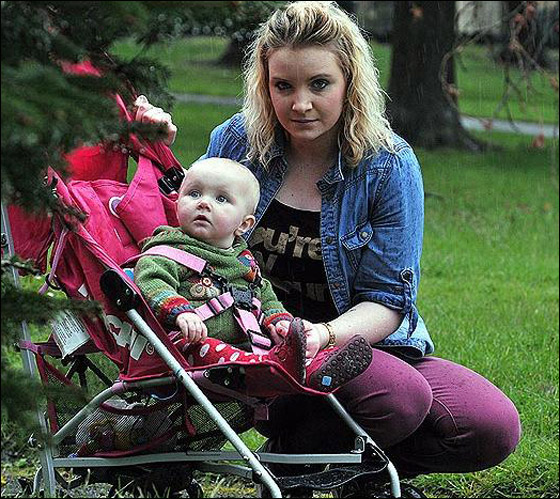 نمس جائع يهاجم طفلة في عربتها ويقضم اصبعها! صورة رقم 3 نمس جائع يهاجم طفلة في عربتها ويقضم اصبعها! صورة رقم 3