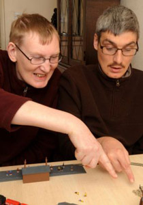 مرض نقص المادة البيضاء النادر يعيد شقيقن بريطانيين إلى مرحلة الطفولة!! صورة رقم 1