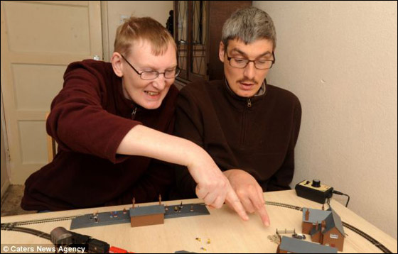 مرض نقص المادة البيضاء النادر يعيد شقيقن بريطانيين إلى مرحلة الطفولة!! صورة رقم 2