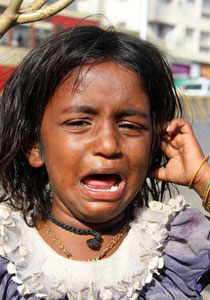 اب بلا قلب يعذب اولاده ويشنقهم بلا رحمة! صورة رقم 2