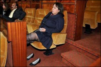 نائبة مغربية تعرّي ساقيها على مقاعد البرلمان وتثير الجدل!! صورة رقم 2