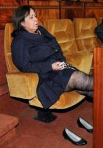 نائبة مغربية تعرّي ساقيها على مقاعد البرلمان وتثير الجدل!! صورة رقم 1