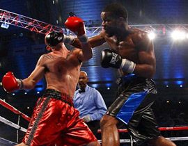 في مباراة ملاكمة: لكمة قوية تحول وجه ملاكم الى عجينة 