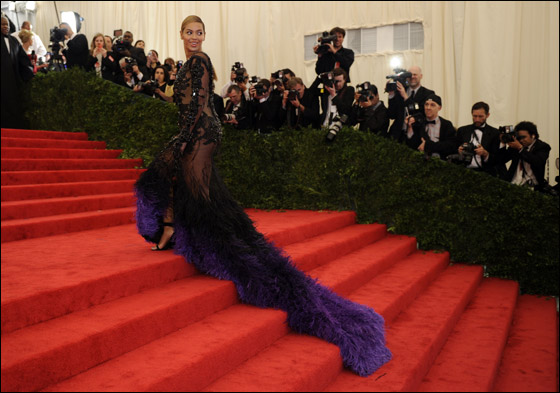 بالصور.. نجمات هوليوود تتنافسن على لقب الأكثر أناقة في نيويورك! صورة رقم 20