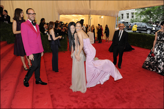 بالصور.. نجمات هوليوود تتنافسن على لقب الأكثر أناقة في نيويورك! صورة رقم 76