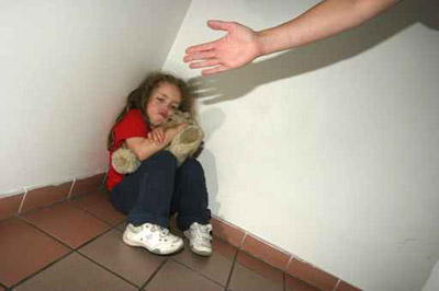 ام تجبر ابنتها (12 عاما) على ارتداء الحفاضات بالشارع.. كعقابا لها! صورة رقم 1