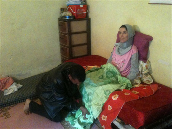 على مدى 5 سنوات: جزائري يحمل زوجته المريضة على كتفيه!!  صورة رقم 3