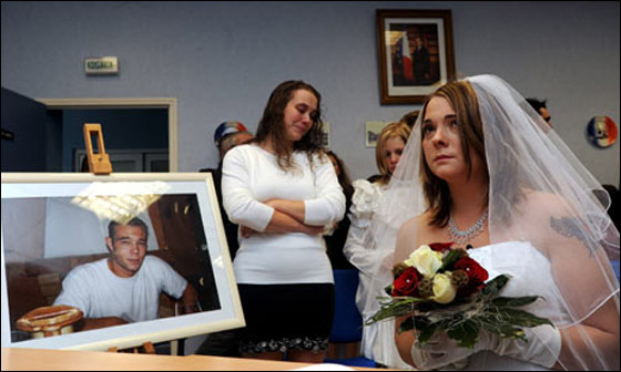 عروس تتحدى الواقع وتتزوج من حبيبها المتوفي! صورة رقم 2 عروس تتحدى الواقع وتتزوج من حبيبها المتوفي! صورة رقم 2