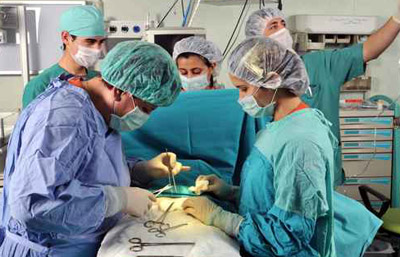 غزة: طبيب يعيد حاسة النطق لسيدة بعد معاناة استمرت 14 عاما!! صورة رقم 1