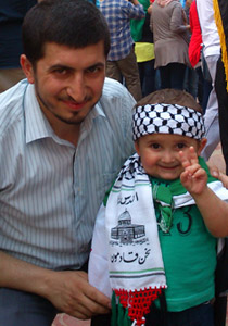 الطفل عمر يصارع المرض ورافع علم سوريا متمنيا السلام والعدالة صورة رقم 2