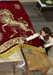 استخدام نصف مليون زر من الذهب لتزيين بارجة ملكة بريطانيا!! صورة رقم 1