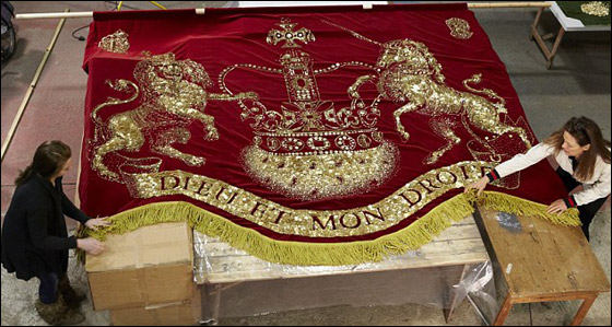 استخدام نصف مليون زر من الذهب لتزيين بارجة ملكة بريطانيا!! صورة رقم 2