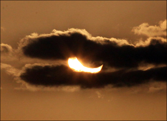 بالصور: تبدين رائعة وانت تختبئين خلف القمر!!  صورة رقم 2