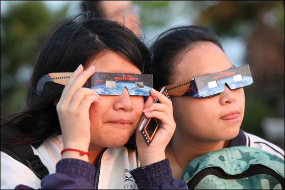 بالصور: تبدين رائعة وانت تختبئين خلف القمر!!  صورة رقم 10