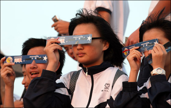 بالصور: تبدين رائعة وانت تختبئين خلف القمر!!  صورة رقم 14