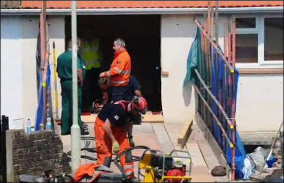 بالصور: عمال بناء ينقلون اسمن مراهقة إلى المستشفى!! صورة رقم 5