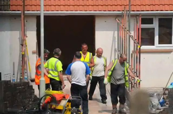 بالصور: عمال بناء ينقلون اسمن مراهقة إلى المستشفى!! صورة رقم 2