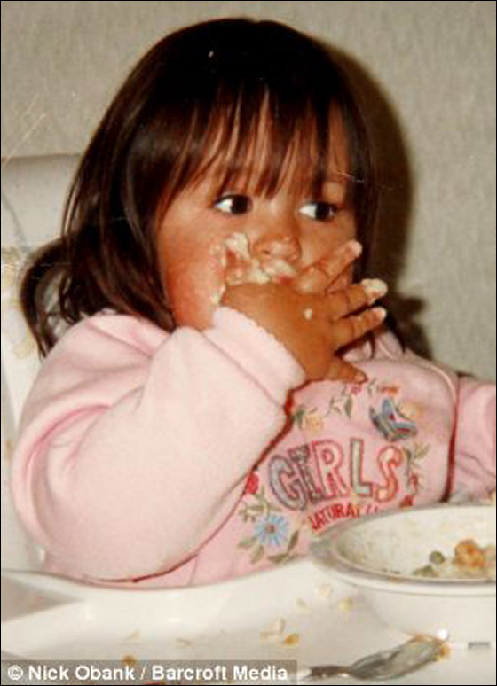 شابة تتناول أكثر من 12 وجبة يومياً وتقضم أجزاء من جسمها!  صورة رقم 4