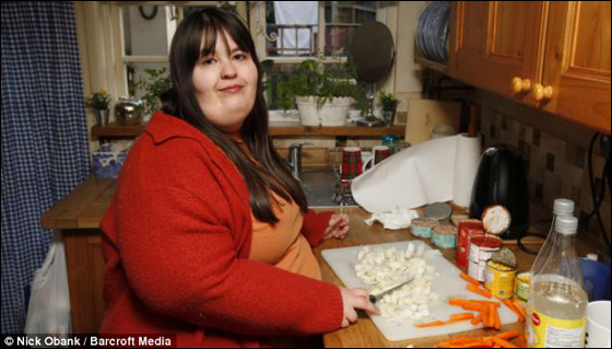 شابة تتناول أكثر من 12 وجبة يومياً وتقضم أجزاء من جسمها!  صورة رقم 7