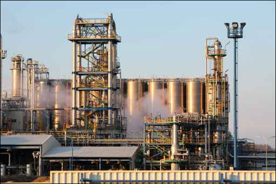 انخفاض أسعار النفط وخام برنت يبقى دون 107 دولارات للبرميل  صورة رقم 1