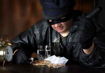 الاردن: لص يسطو على محل مجوهرات يقع مقابل مركز الشرطة!! صورة رقم 1 الاردن: لص يسطو على محل مجوهرات يقع مقابل مركز الشرطة!! صورة رقم 1