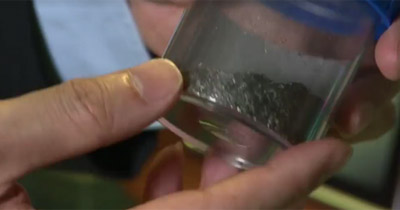 ام تحول رماد جثة ابنها المتوفي الى قطعة الماس على شكل صليب صورة رقم 6 ام تحول رماد جثة ابنها المتوفي الى قطعة الماس على شكل صليب صورة رقم 6