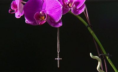 ام تحول رماد جثة ابنها المتوفي الى قطعة الماس على شكل صليب صورة رقم 7 ام تحول رماد جثة ابنها المتوفي الى قطعة الماس على شكل صليب صورة رقم 7