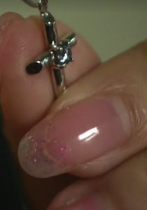 ام تحول رماد جثة ابنها المتوفي الى قطعة الماس على شكل صليب  صورة رقم 1