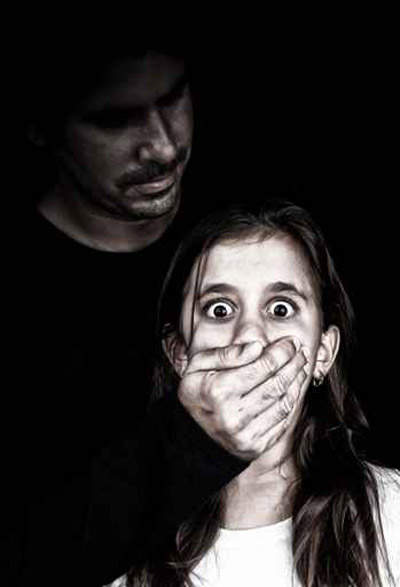 تحت تأثير الخمر.. عذب طفلته وقتلها بمساعدة عشيقته! صورة رقم 1