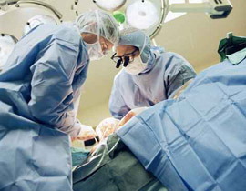 عانى من الام منذ 30 عاما.. فتبين ان الطبيب نسي شاش في احشائه! صورة رقم 1