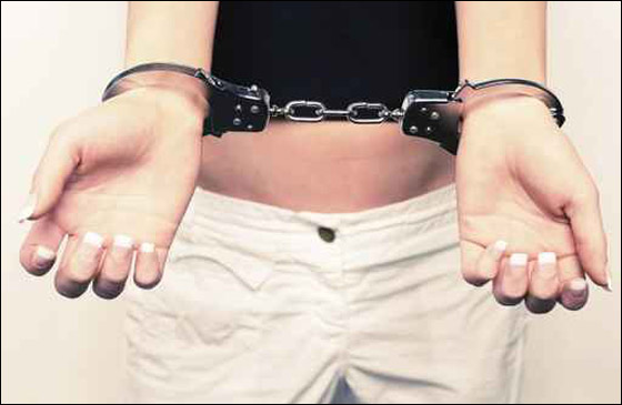 قادت سيارتها وطفلها الرضيع موجود فوق سطح السيارة صورة رقم 1 قادت سيارتها وطفلها الرضيع موجود فوق سطح السيارة صورة رقم 1