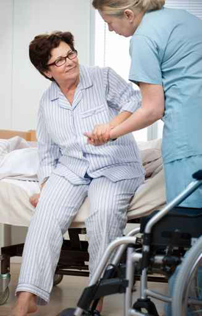 تحتال على العجائز لتسرقهن وتقتلهن باستخدام مطرقة! صورة رقم 1