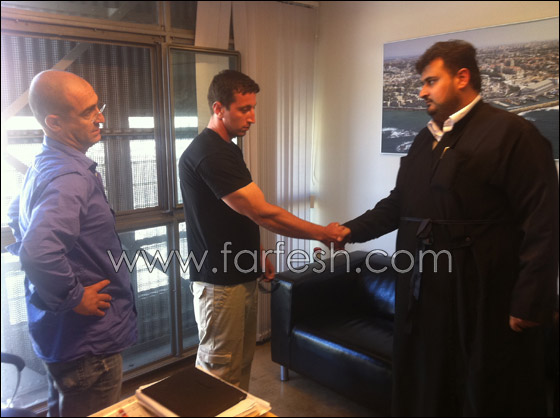 بعد منع الحراس دخوله الى الكنيسة.. إدارة ميناء يافا تعتذر للأب قسطنطين نصار صورة رقم 2