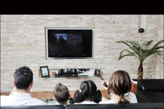 بكل براءة.. ابتلع بطارية  الريموت كنترول لكي لا يغير والده القناة التي يتابعها صورة رقم 1