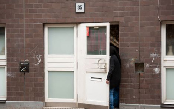 قطع رأس زوجته ورماه من الشرفة على مرأى الجيران!  صورة رقم 1