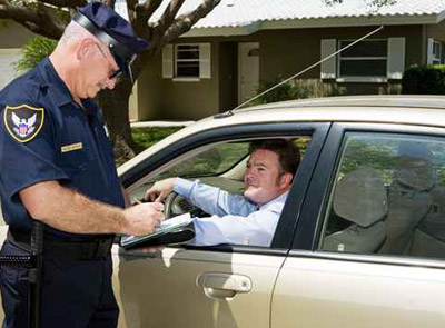 القبض على شاب غطى لوحات سيارته للهروب من كاميرات المراقبة صورة رقم 1