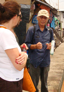 بالصور.. سياح يقدمون مساعدات انسانية لفقراء إندونيسيا!  صورة رقم 1