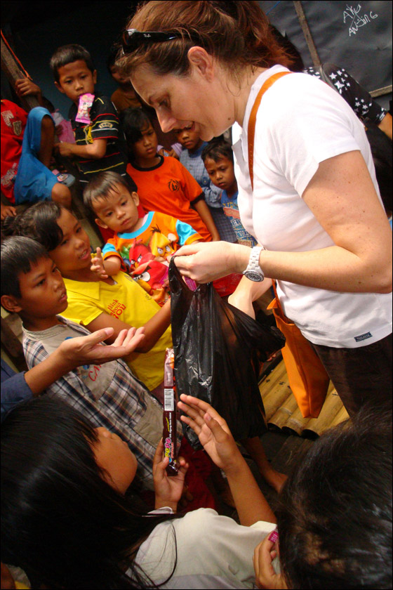 بالصور.. سياح يقدمون مساعدات انسانية لفقراء إندونيسيا!  صورة رقم 7