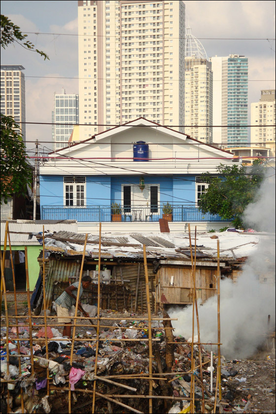 بالصور.. سياح يقدمون مساعدات انسانية لفقراء إندونيسيا!  صورة رقم 8