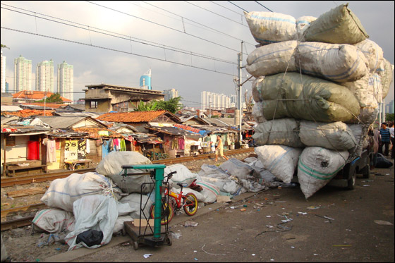بالصور.. سياح يقدمون مساعدات انسانية لفقراء إندونيسيا!  صورة رقم 9