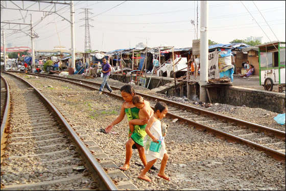 بالصور.. سياح يقدمون مساعدات انسانية لفقراء إندونيسيا!  صورة رقم 6