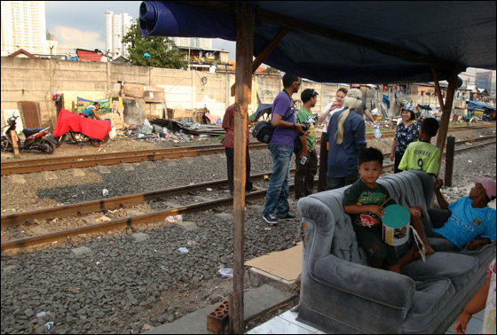 بالصور.. سياح يقدمون مساعدات انسانية لفقراء إندونيسيا!  صورة رقم 4