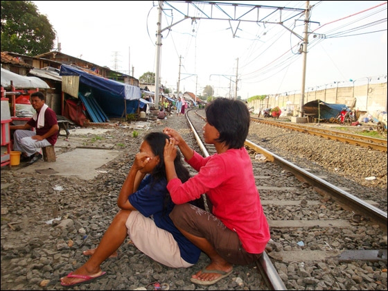 بالصور.. سياح يقدمون مساعدات انسانية لفقراء إندونيسيا!  صورة رقم 5