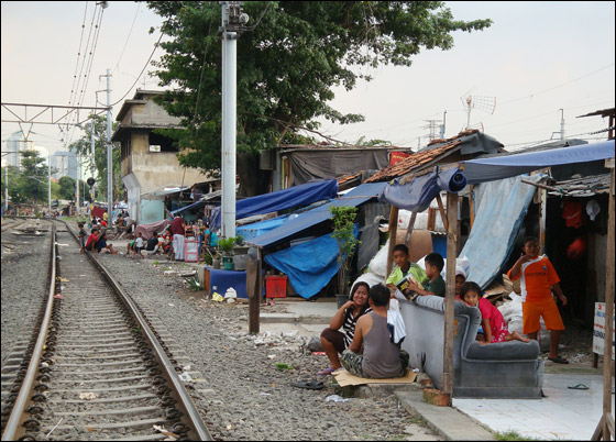 بالصور.. سياح يقدمون مساعدات انسانية لفقراء إندونيسيا!  صورة رقم 3